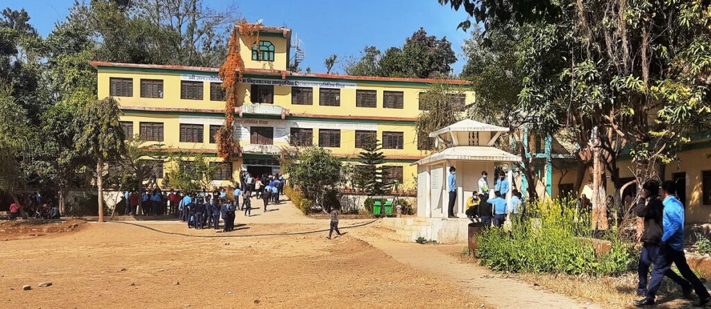 स्कुलले दानमा पायो मौरीको घार, मह बेचेर वर्षमा ६ लाखको व्यापार