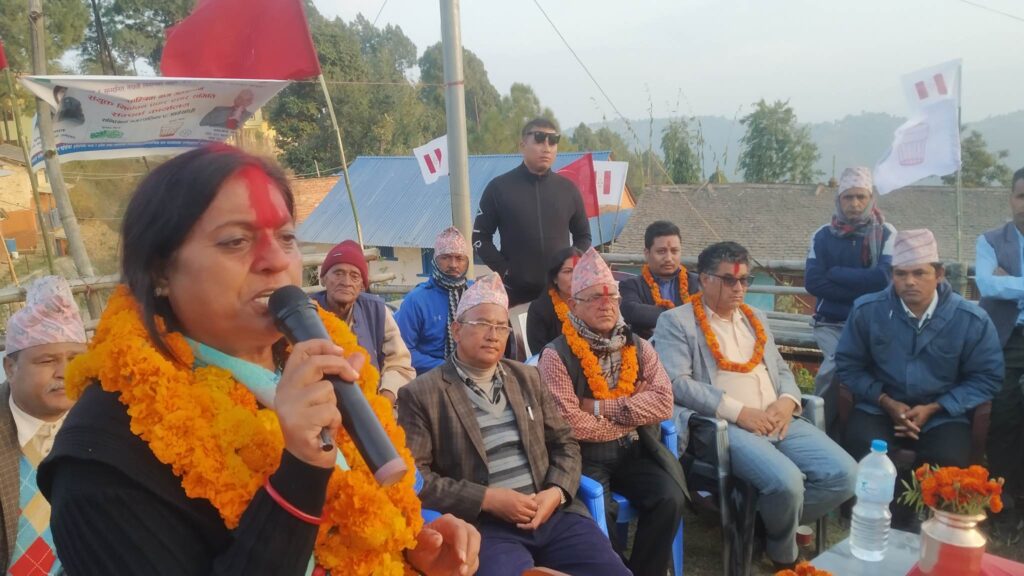 अर्घाखाँचीमा पुष्पा भुसालको प्रतिबद्धता, ‘ढुंगाका छाना हटाएर जस्तापाता लगाइदिन्छु’