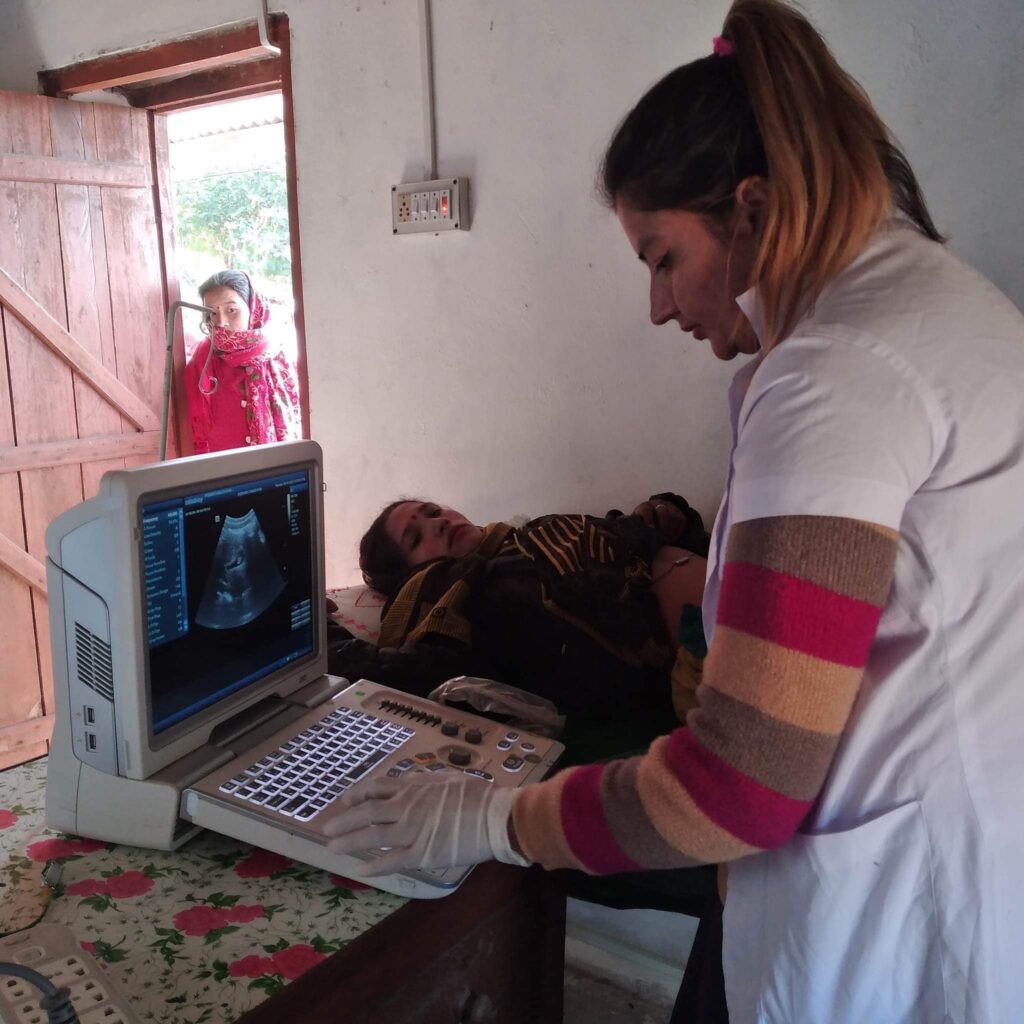 शितगंगाको गाउँमा गर्भवतीको स्वास्थ्य परीक्षण