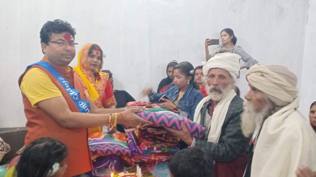 वडा अध्यक्षले गरे आफनो जन्मदिनको अवसरमा साधुसन्तलाई कम्बल वितरण