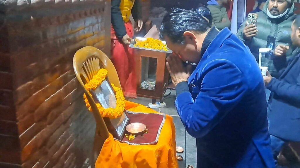 सुशील कोइरालाको स्मृतिमा तरुण दलले गर्याे दीप प्रज्जवलन र सन्ध्या आरती