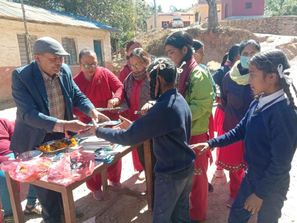 उद्योग वाणिज्य संघका उपाध्यक्ष श्रेष्ठ द्वारा छोराको जन्मदिनमा शैक्षिक सामग्री वितरण