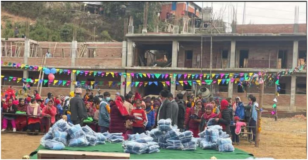 मालारानीका ३ सय २० जना विद्यार्थीलाई न्यानो कपडा वितरण