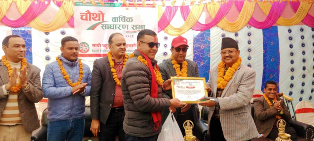 साथी बहुउद्देश्यीय सहकारी द्वारा बरिस्ठ पत्रकार केसी सम्मानित