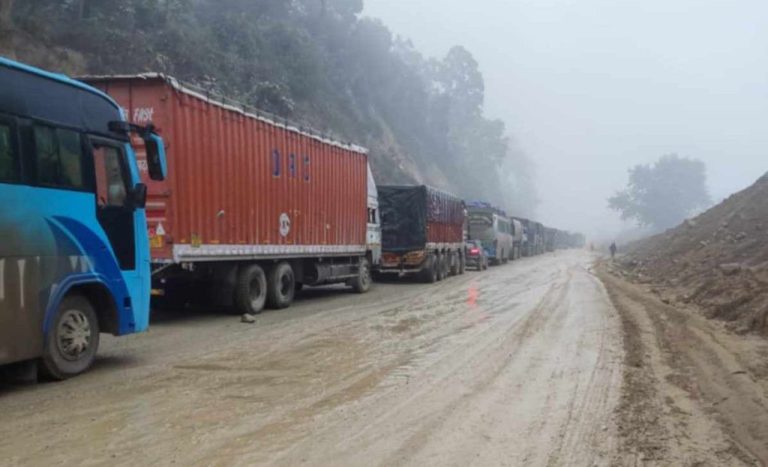 बाढीका कारण वैकल्पिक मार्गसमेत बन्द
