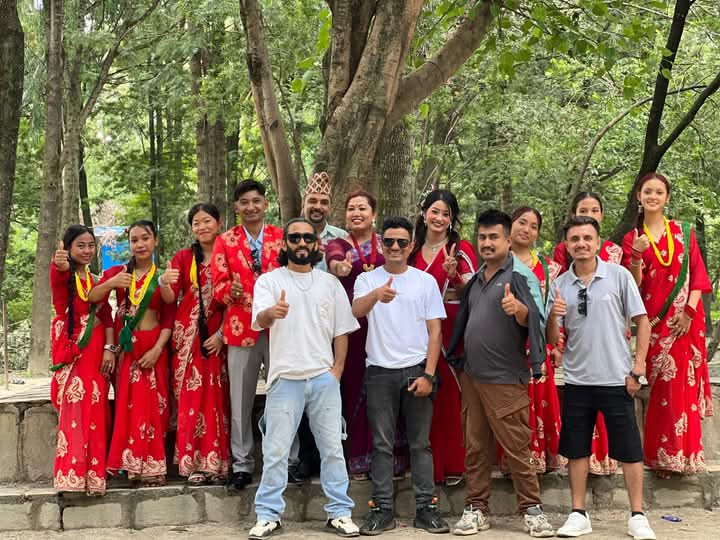 गायक खनालको तीज विशेष गीत “छड्के कपाल किन कोरेको” सार्वजनिक