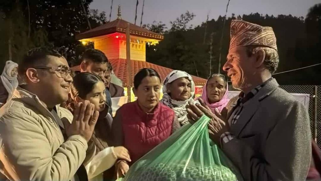 खड्का परिवारको सहयोगमा विपन्न परिवारलाई न्यानो सिरक वितरण