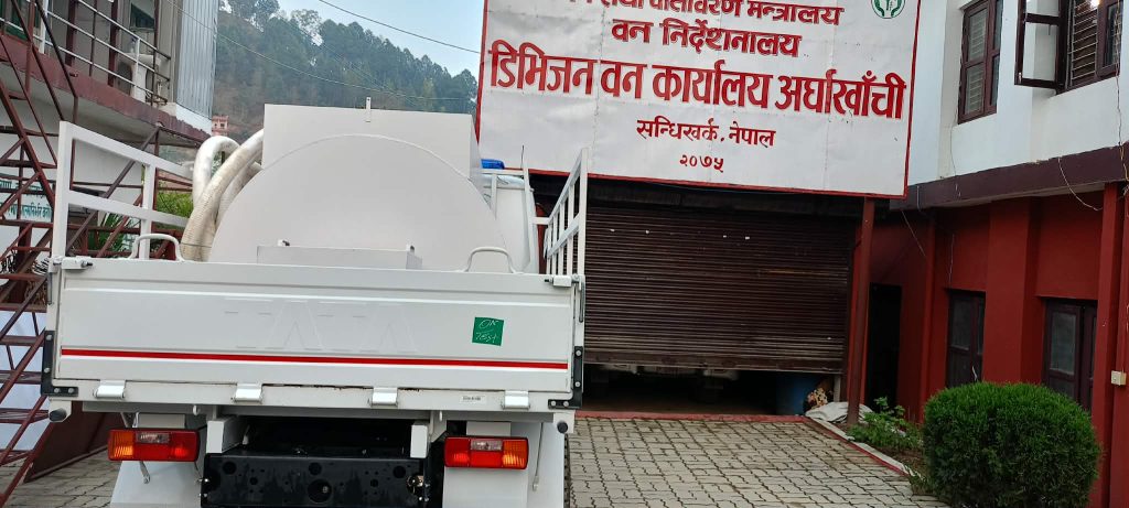 अर्घाखाँचीमा डढेलो नियन्त्रण गर्न दुइवटा दमकल